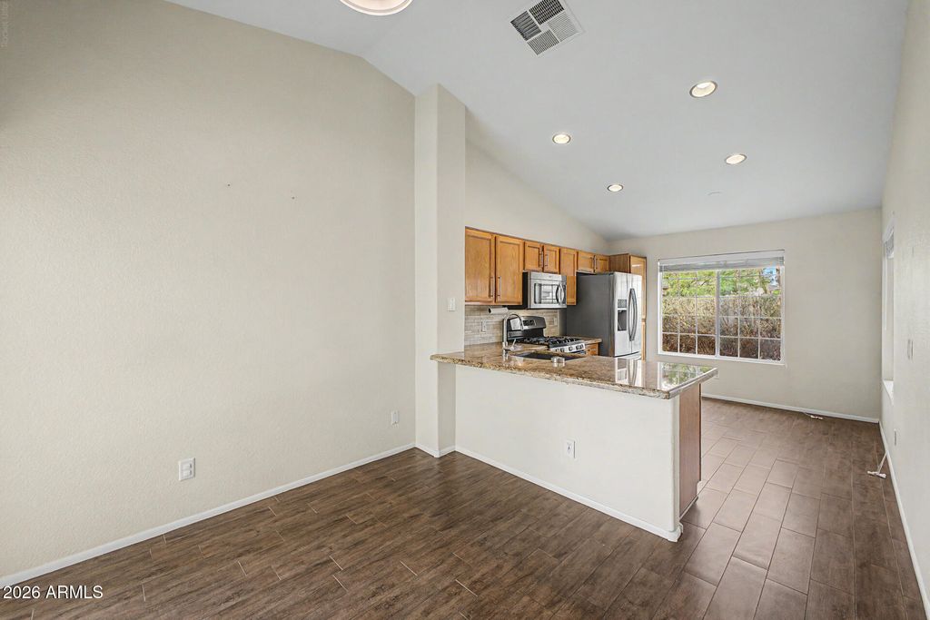 Image 14 of property listing at 1014 W LEAH Lane, Gilbert, AZ 85233