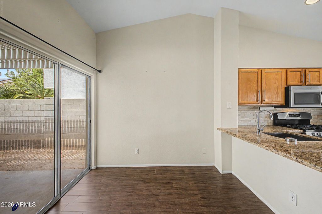 Image 15 of property listing at 1014 W LEAH Lane, Gilbert, AZ 85233