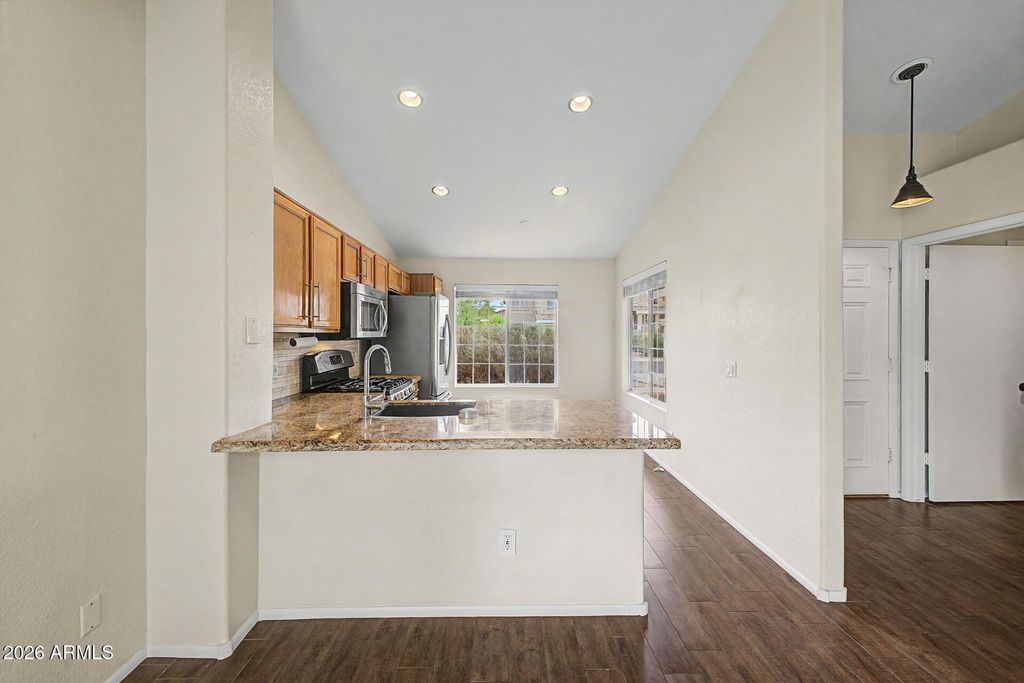 Image 16 of property listing at 1014 W LEAH Lane, Gilbert, AZ 85233