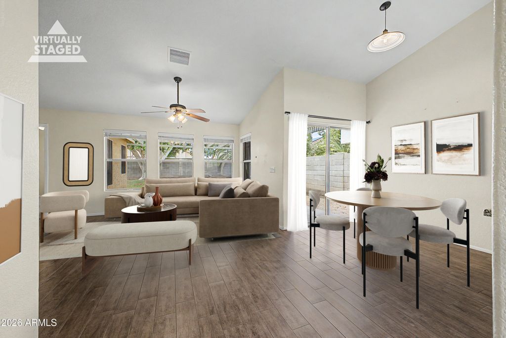 Image 2 of property listing at 1014 W LEAH Lane, Gilbert, AZ 85233