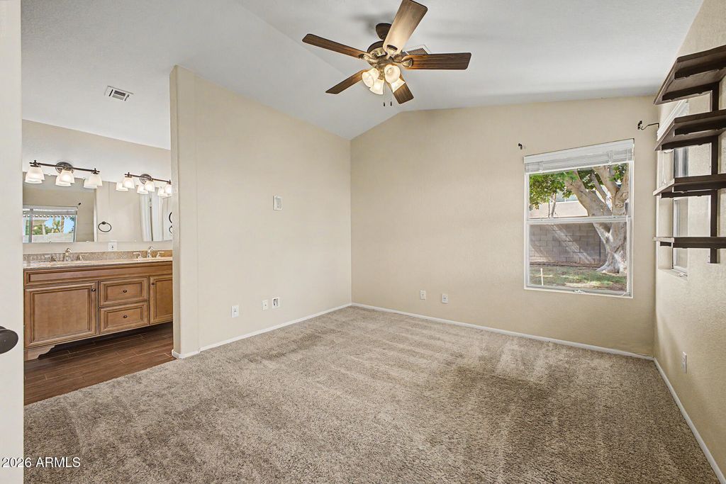 Image 21 of property listing at 1014 W LEAH Lane, Gilbert, AZ 85233