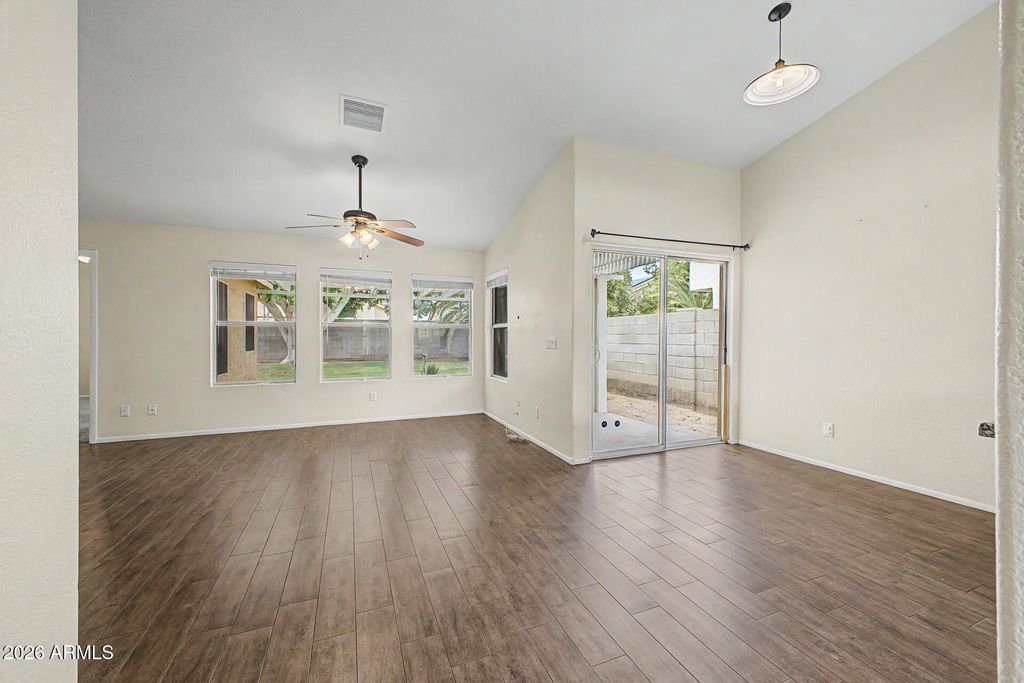 Image 3 of property listing at 1014 W LEAH Lane, Gilbert, AZ 85233