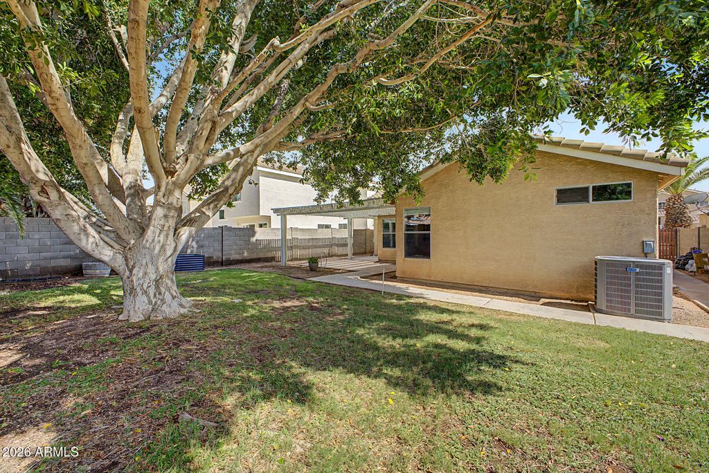 Image 33 of property listing at 1014 W LEAH Lane, Gilbert, AZ 85233
