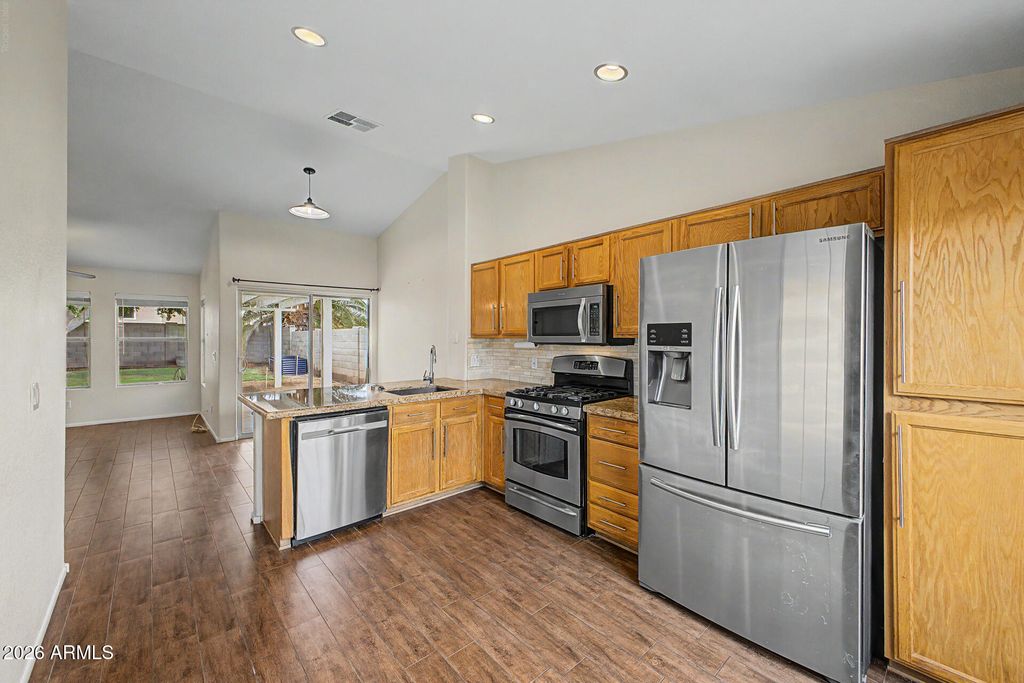 Image 4 of property listing at 1014 W LEAH Lane, Gilbert, AZ 85233