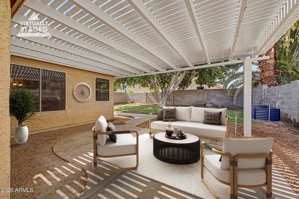 Image 6 of property listing at 1014 W LEAH Lane, Gilbert, AZ 85233