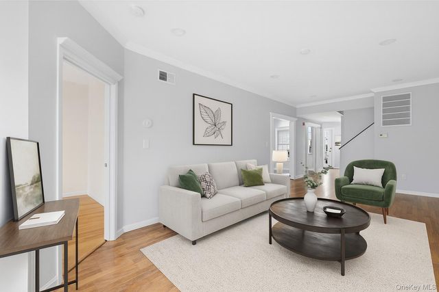 18 Brookville Way, Manorville, NY 11949