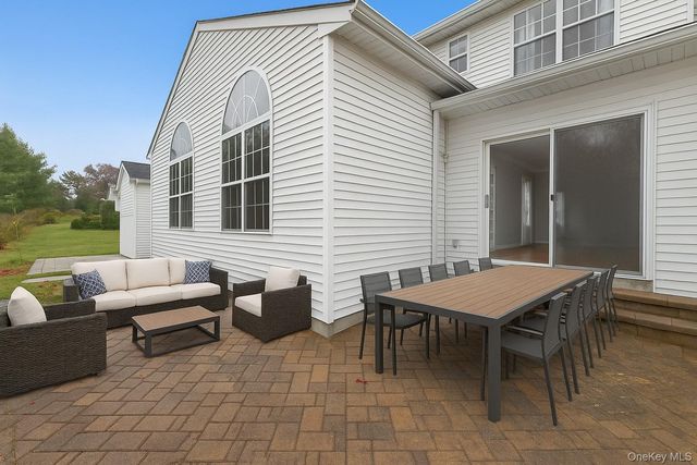 18 Brookville Way, Manorville, NY 11949