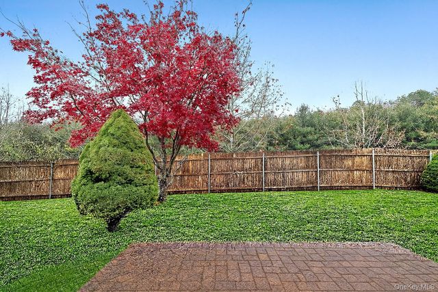 18 Brookville Way, Manorville, NY 11949