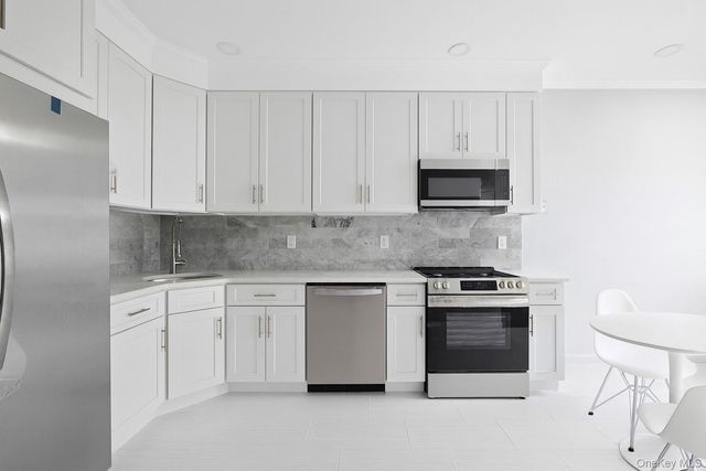 18 Brookville Way, Manorville, NY 11949