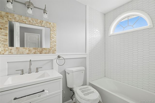 18 Brookville Way, Manorville, NY 11949