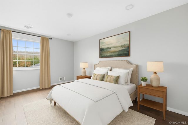 18 Brookville Way, Manorville, NY 11949