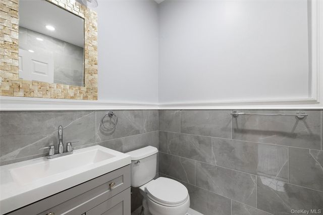 18 Brookville Way, Manorville, NY 11949