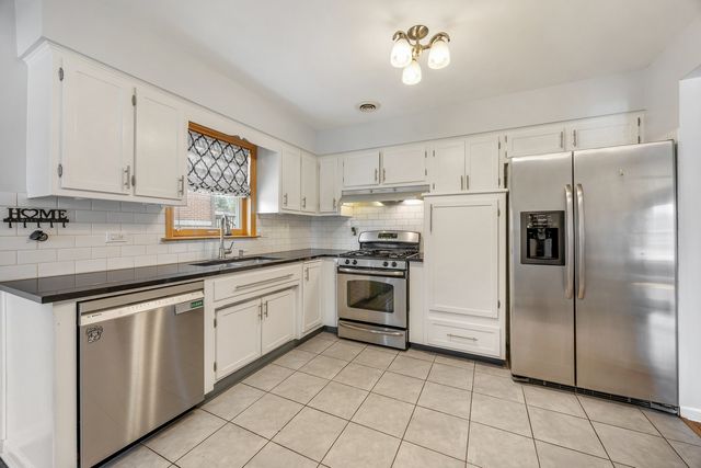 952 W Grant Drive, Des Plaines, IL 60016
