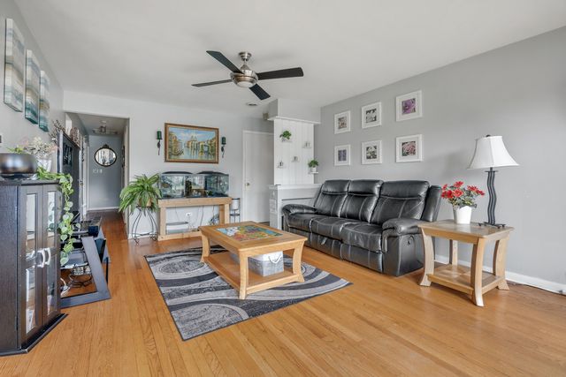 952 W Grant Drive, Des Plaines, IL 60016