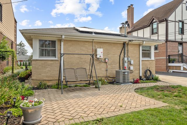 952 W Grant Drive, Des Plaines, IL 60016