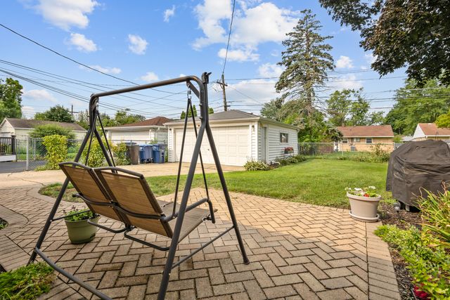 952 W Grant Drive, Des Plaines, IL 60016