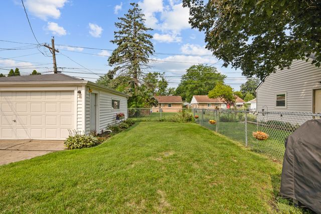 952 W Grant Drive, Des Plaines, IL 60016