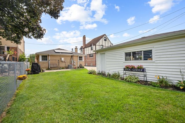 952 W Grant Drive, Des Plaines, IL 60016