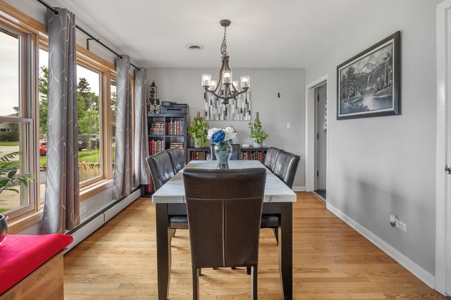 952 W Grant Drive, Des Plaines, IL 60016