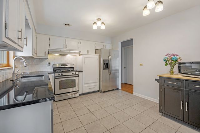 952 W Grant Drive, Des Plaines, IL 60016