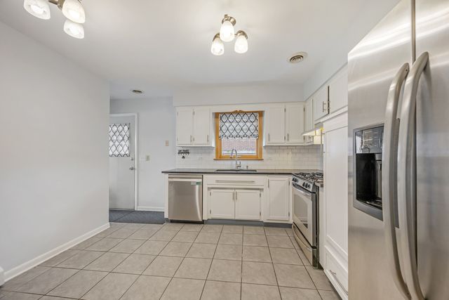 952 W Grant Drive, Des Plaines, IL 60016