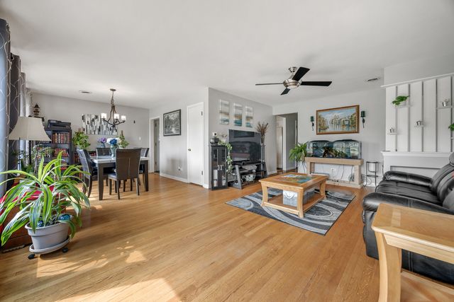 952 W Grant Drive, Des Plaines, IL 60016