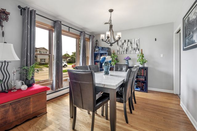 952 W Grant Drive, Des Plaines, IL 60016