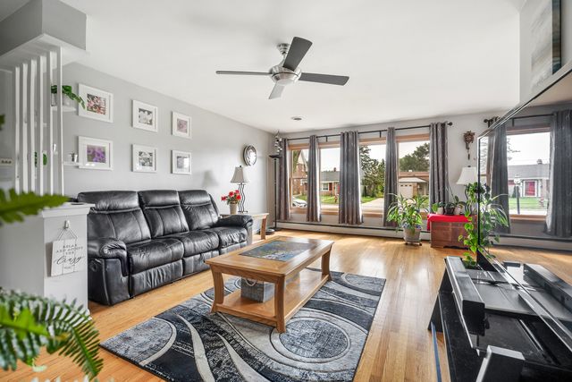 952 W Grant Drive, Des Plaines, IL 60016