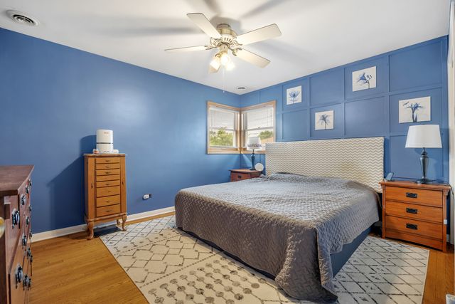 952 W Grant Drive, Des Plaines, IL 60016