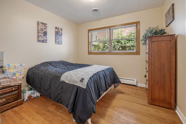 952 W Grant Drive, Des Plaines, IL 60016