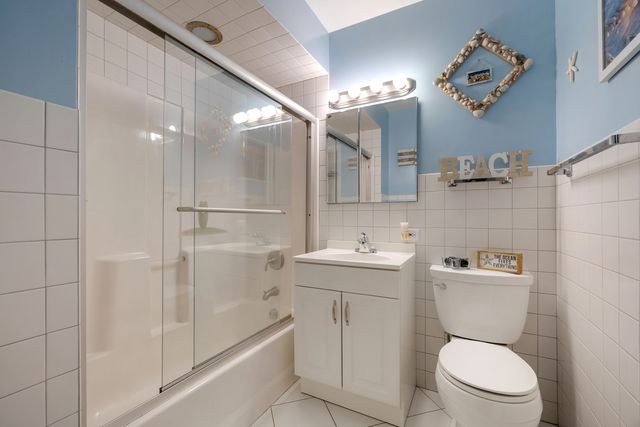 952 W Grant Drive, Des Plaines, IL 60016
