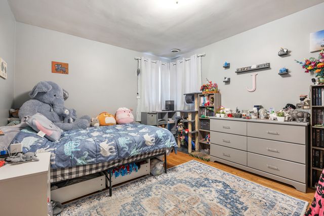 952 W Grant Drive, Des Plaines, IL 60016