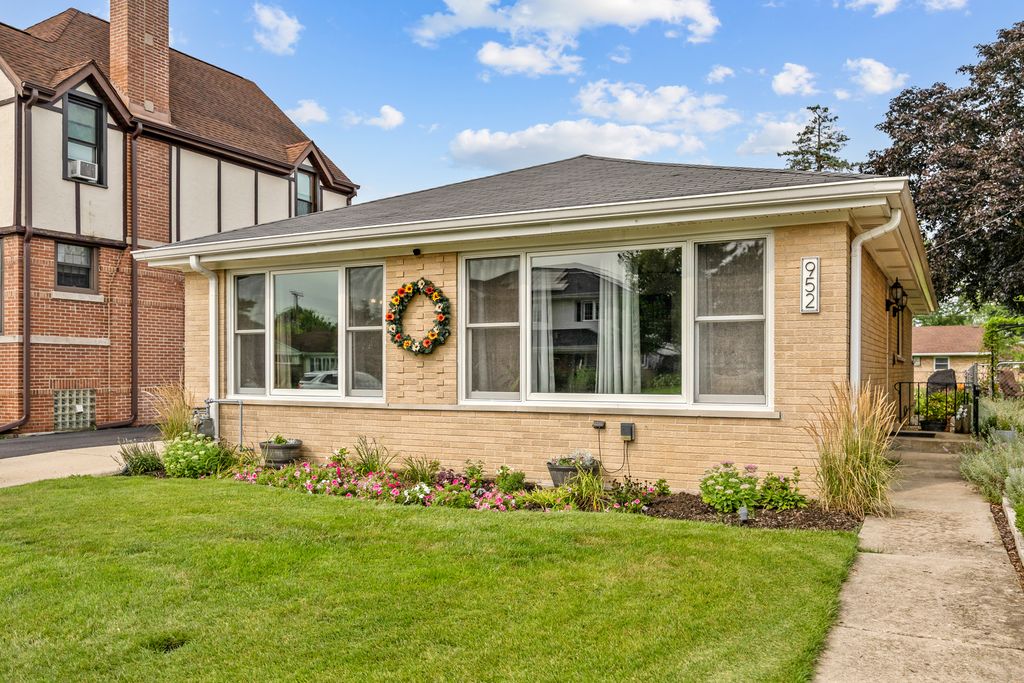 952 W Grant Drive, Des Plaines, IL 60016