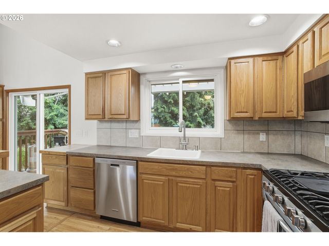 10520 Ne SISKIYOU St, Portland, OR 97220