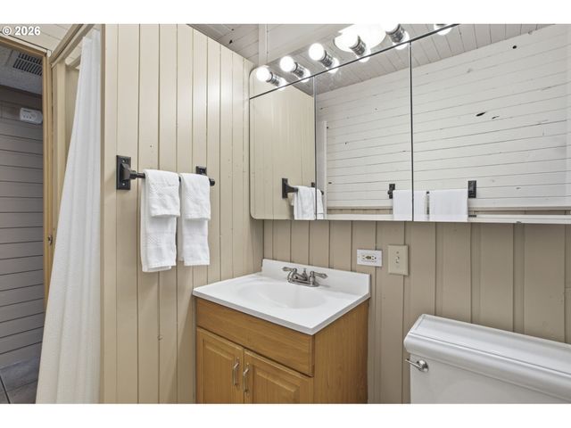 10520 Ne SISKIYOU St, Portland, OR 97220