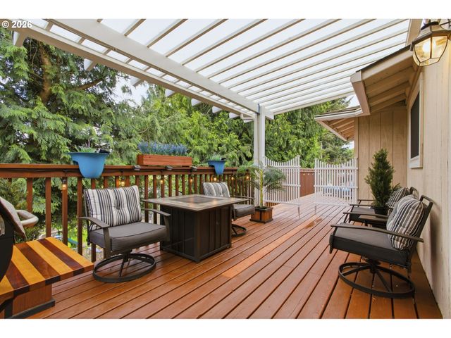 10520 Ne SISKIYOU St, Portland, OR 97220