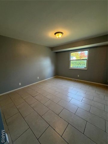 150 N Saint Charles, Florissant, MO 63031