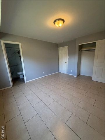 150 N Saint Charles, Florissant, MO 63031