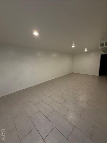 150 N Saint Charles, Florissant, MO 63031