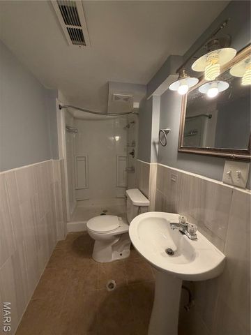 150 N Saint Charles, Florissant, MO 63031