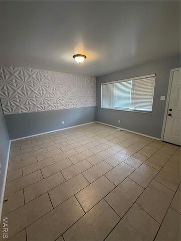 150 N Saint Charles, Florissant, MO 63031