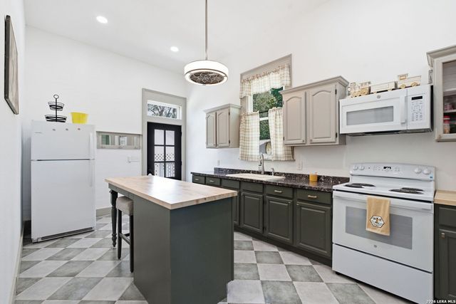 1500 FLEMING DR, Seguin, TX 78155
