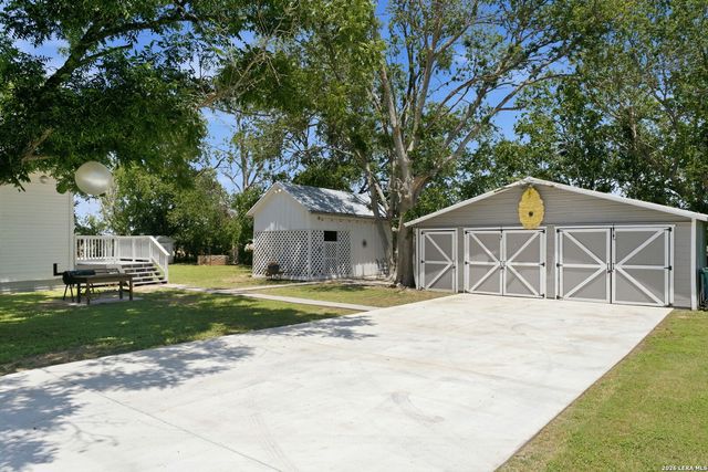 1500 FLEMING DR, Seguin, TX 78155