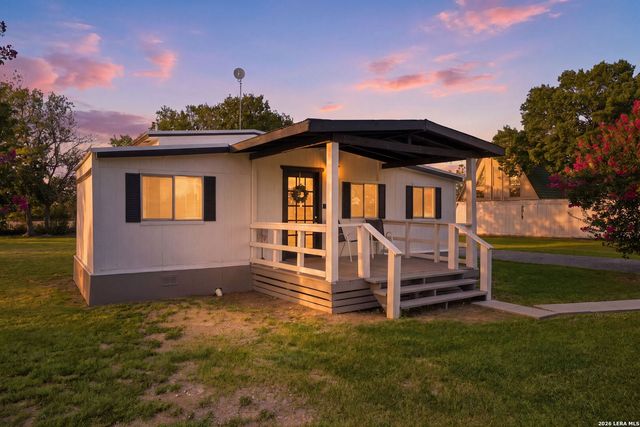 1500 FLEMING DR, Seguin, TX 78155