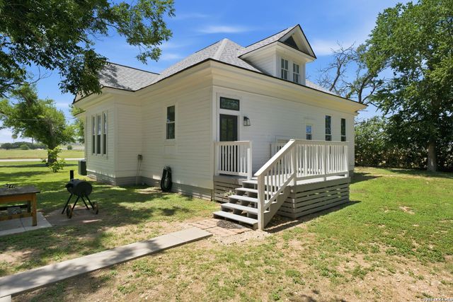 1500 FLEMING DR, Seguin, TX 78155