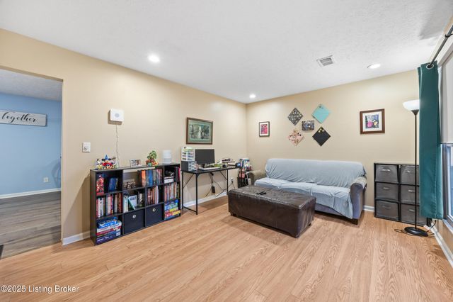 11719 Pond Creek Dr, Louisville, KY 40272