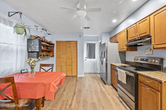 11719 Pond Creek Dr, Louisville, KY 40272