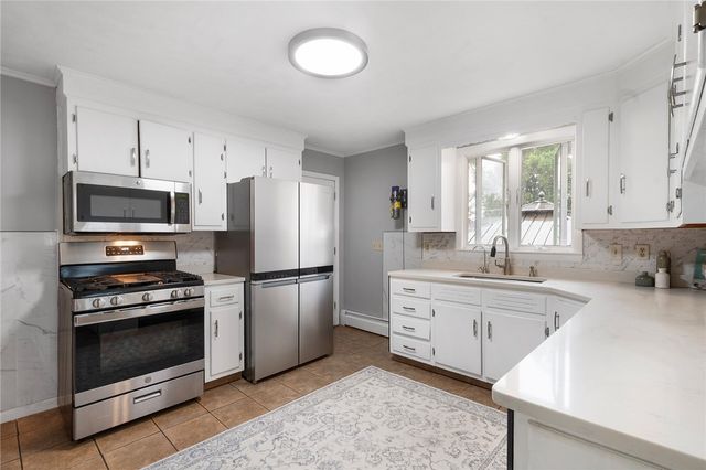 22 Lake Avenue, Barrington, RI 02806