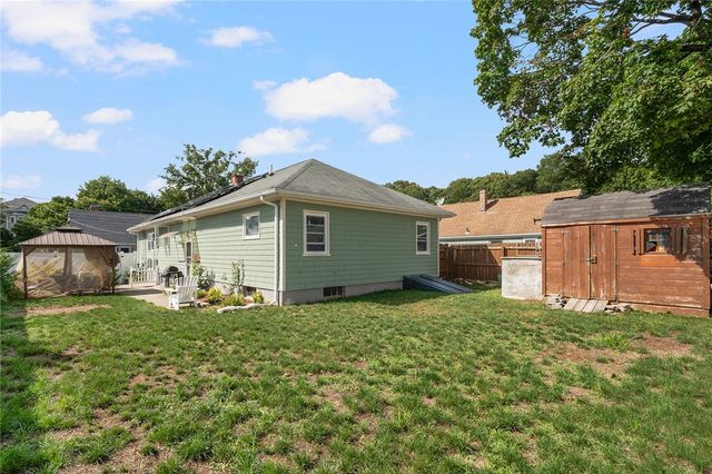 22 Lake Avenue, Barrington, RI 02806
