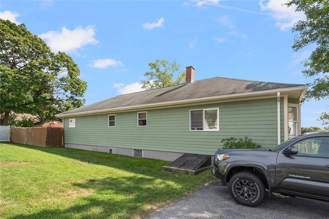 22 Lake Avenue, Barrington, RI 02806